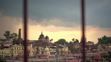 Ayodhya, Hindistan 'da Şehir - Gün batımında Farklı Renkli Binalarla Güzel ve Barışçıl Manzara - Geniş Vuruş