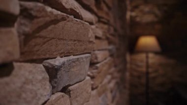 Köşesinde lamba olan bir otelin soyut tuğla duvar dokusu. - İz ve Odaklanma Vuruşu