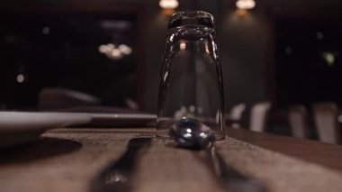 Beyaz porselen tabaklı yemek masası ve otellerde gümüş çatal bıçak takımları olan klasik yakın çekim görüntüsü. - Rack Odaklanma Vuruşu