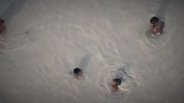 Uomini che nuotano in acqua sporca stagno in Agra, India - top shot — Video Stock