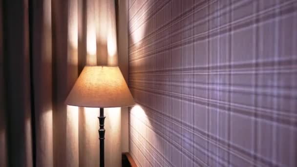 Tirare indietro colpo di un muro decorativo in una lussuosa camera d'albergo con lampade notturne a fuoco — Video Stock