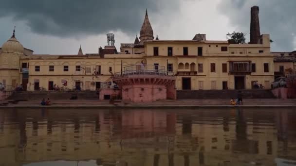 Panoramisch uitzicht op de tempel reflectie door het kalme water van de Sarayu rivier in Ayodhya City, Utter Pradesh, India. Geboorteplaats van Lord Ram - Wide Shot — Stockvideo