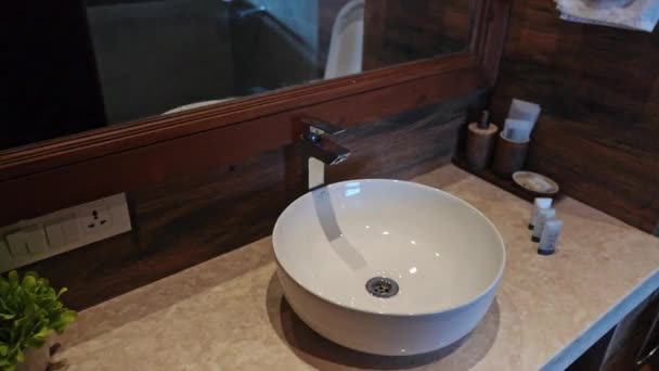 Lavabo elegante dentro del baño de una lujosa suite de hotel - zoom-out — Vídeo de stock