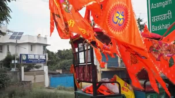 Oranje kleur vlaggen met Lord Hanumân Face erop Afbeelden Santana Dharma en Hindoeïsme zwaaien in de lucht in Ayodhya, Uttar Pradesh, India — Stockvideo