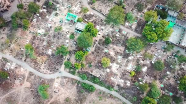 Légi felvétel egy muszlim temetkezési helyről Agrában, Uttar Pradesh-ben. — Stock videók