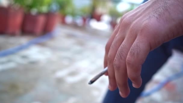 Hombre indio fumando mientras la mano temblaba con su cigarrillo en Agra India - Primer plano — Vídeos de Stock