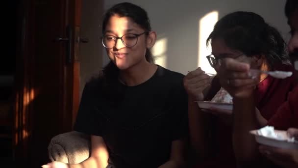 Teenage Girls Mangiare torta all'interno della casa in Agra, India - colpo medio — Video Stock