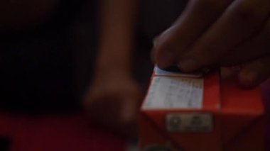 Elinde tabela tutan birinin yakın çekimi.