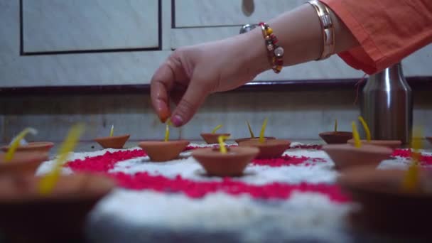Le mani delle donne indiane che fanno candele nei portacandele in argilla - da vicino — Video Stock