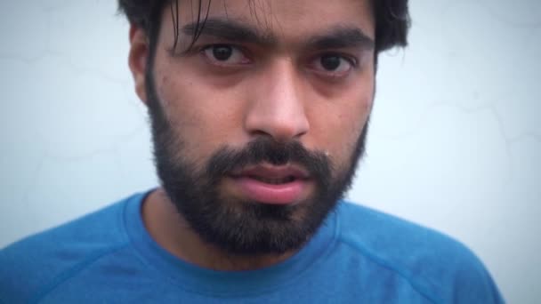 Nahaufnahme eines indischen Mannes mit Tränen aus den Augen in Agra, Uttar Pradesh, Indien — Stockvideo