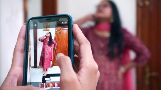 인도의 아그라에서 누군가 스마트 폰을 사용하여 사진을 찍는 인도 소녀 — 비디오