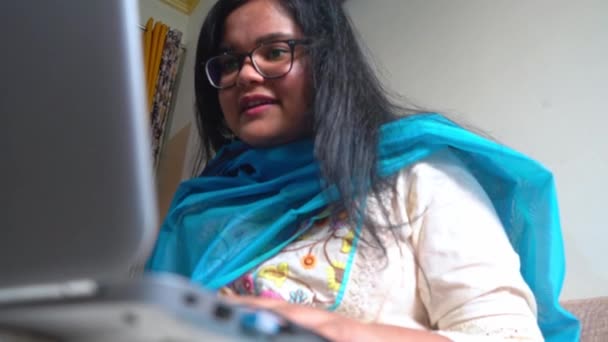 Signora indiana che indossa i suoi vestiti tradizionali mentre fa il lavoro da casa in Agra, India - colpo basso angolo — Video Stock