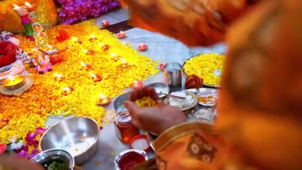 Индуистская женщина, исполняющая ритуал Дивали Пуджа. close up — стоковое видео