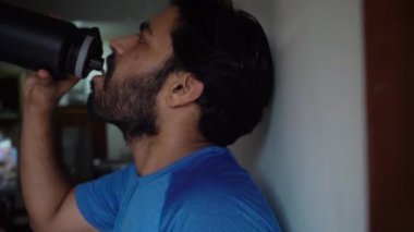 Evde Susamış Adam Su İçiyor - yan görüş