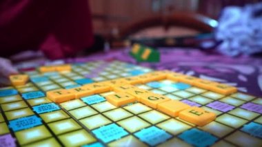 Harf Döşemeleri Scrabble tahtasına yerleştiriliyor. Kapat.