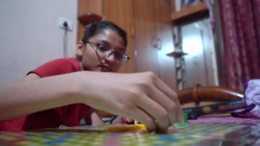 Gözlüklü Kız Oyun Tahtasına Scrabble Harf Döşemeleri Yerleştiriyor - Yakın plan, düşük açı çekim