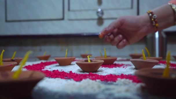 Indian Womans ręce podejmowania świece w Clay świece uchwyty - zbliżenie — Wideo stockowe