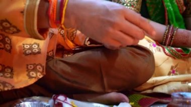 Hindistan 'da Diwali Pooja Kutlamaları sırasında bazı kültürel ayinler yapan Hintli kadınlar. - Yakın çekim.