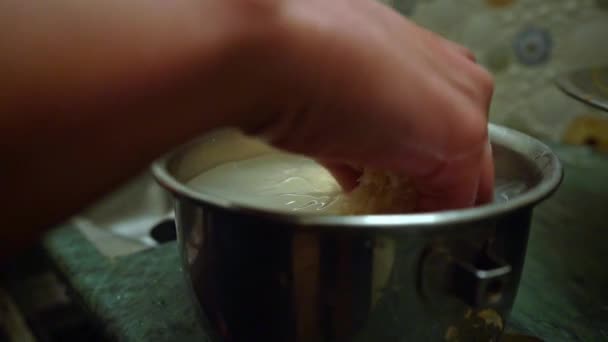 在烹调厨房之前,先把稻谷放在锅里手工洗净.关门了 — 图库视频影像