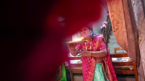 Indiase vrouw aanbidden Lakshmi godin tijdens Diwali Pooja viering in India. middelmatig schot — Stockvideo