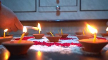 Hindistan 'ın Agra kentindeki tapınağın içindeki toprak kaselerine yerleştirilmiş Hint Hindu hayranları mum yakıyor.