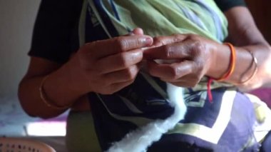 Hindistan 'da Diwali Petrol Lambası' nda kullanılan Wicks için pamuk saran Hintli kadın. - Yakın çekim.