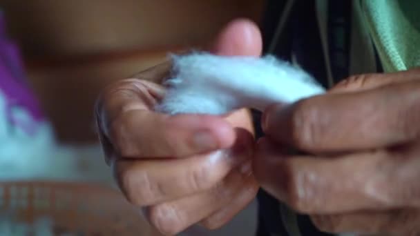 Mãos a fazer velas de algodão. de perto — Vídeo de Stock