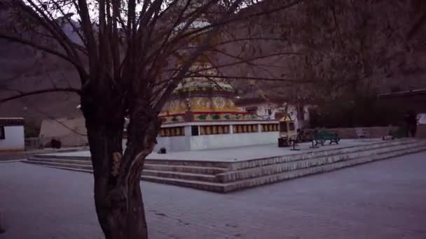 Centralna Stupa starożytnego klasztoru Tabo, Spiti Valley, Himachal Pradesh, Indie - podejście — Wideo stockowe