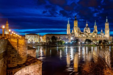 Zaragoza, 29-01-2021: Ebro nehrinde gün batımı