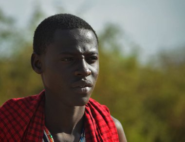 Masai Mara, Kenya; 16-08-2018: Kenya 'daki bir masai kabilesinden bilinmeyen yerli adam