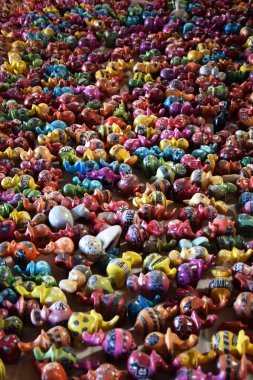 Kenya dükkanında tipik fil şekilli hediyelik eşya.