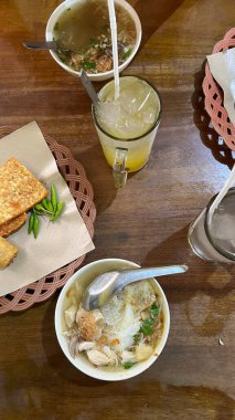 Lezzetli Asya yemeklerinin yakın görüntüsü