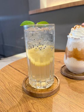 Tahta masada limonata suyu ve kahve.