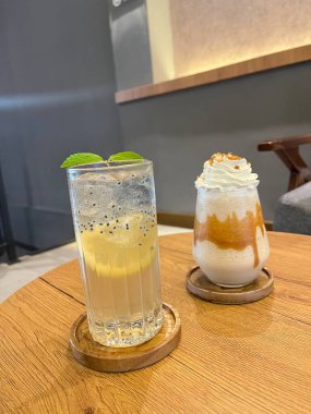 Ahşap masada buzlu kahve ve limonata suyu.