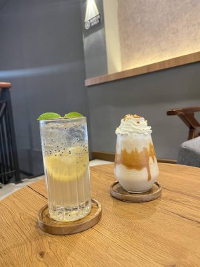 Masada bir fincan çay ve bir bardak limon çayı.