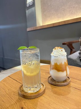 Masada bir fincan çay ve bir bardak limon çayı.