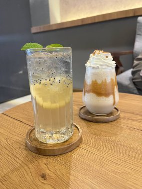 Kahve ve limon çayı.