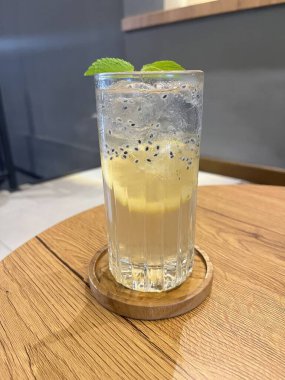 Kahve ve limon çayı.