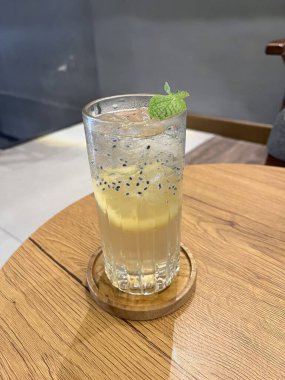 Kahve ve limon çayı.