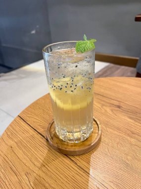 Kahve ve limon çayı.