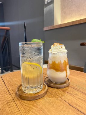 Kremalı kahve ve masada buzlu çay.