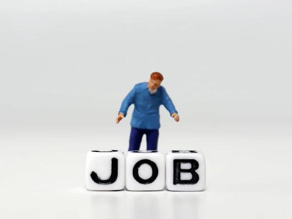 Homem Miniatura Atrás Cubo Palavra Job Conceito Escassez Emprego — Fotografia de Stock