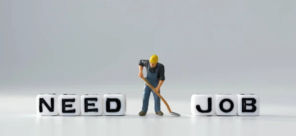 Мініатюрна Людина Стоїть Між Текстовим Кубиком Need Текстовим Кубиком Job — стокове фото