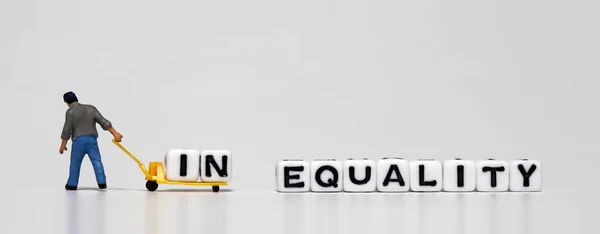 Miniaturowy Mężczyzna Niosący Białą Kostkę Wózku Koncepcja Nierówności Równości — Zdjęcie stockowe