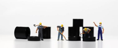 Maske takan ve çalışan bir minyatür işçi. Önleyici kurallara uymanın önemi hakkındaki kavramlar.