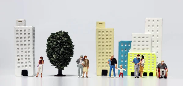 Eine Vielzahl Von Miniaturmenschen Mit Masken Das Konzept Des Lebens — Stockfoto
