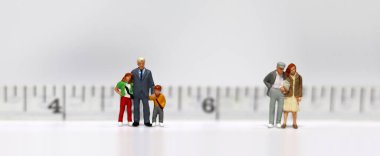 Mezura ve minyatür insanlar. Sosyal uzaklık kavramı.