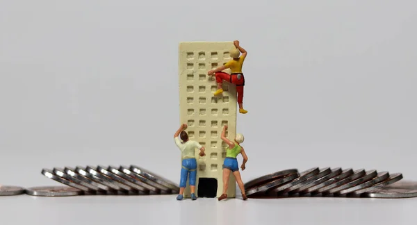 Personas Miniatura Tratando Escalar Edificio Miniatura Con Monedas Concepto Profundización — Foto de Stock