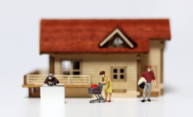 Maske takan minyatür insanlar. Evin dışındayken maske takmayı tavsiye etme kavramları..