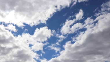 Arka planda bulutlar olan mavi gökyüzü